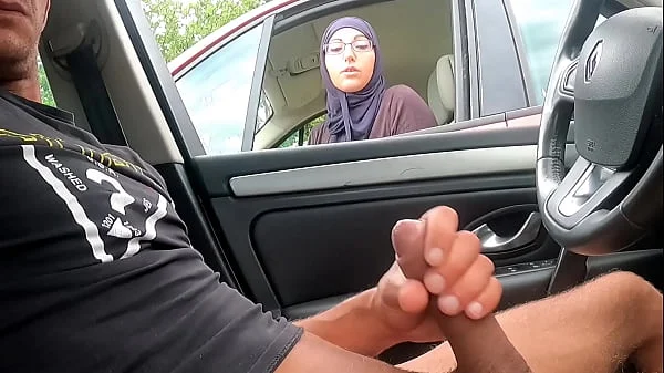 I take out my cock on a motorway rest area, this Muslim girl is shocked !!!