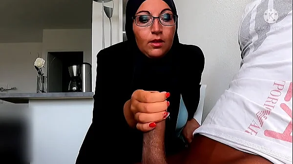 He wanks his cock in the waiting room, this Muslim businesswoman is caught in the act of empty explosive French ball ...