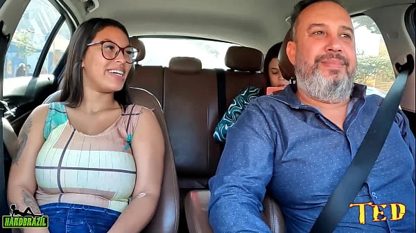 Bruna Paz mostra seu corpo todo natural e os seios gigantes nas ruas no carro - Ma Santos Oficial